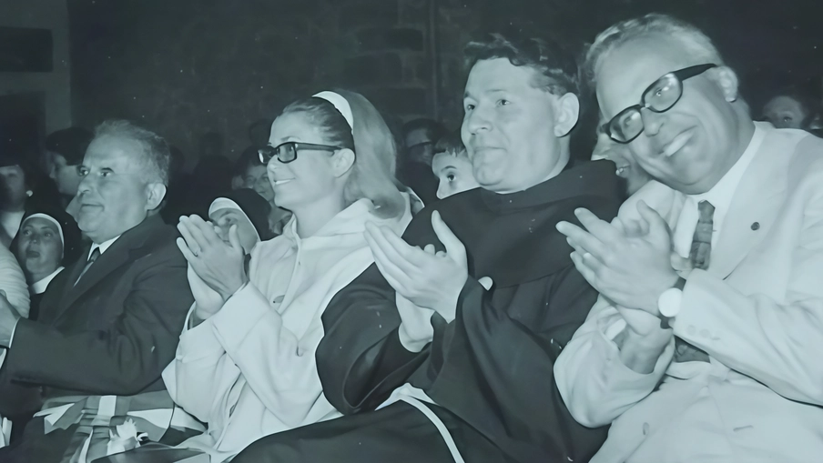 Grace, la principessa di Monaco, al Santuario della Verna nel 1968 durante una vacanza con la figlia Grace, la principessa di Monaco, al Santuario della Verna nel 1968 durante una vacanza con la figlia