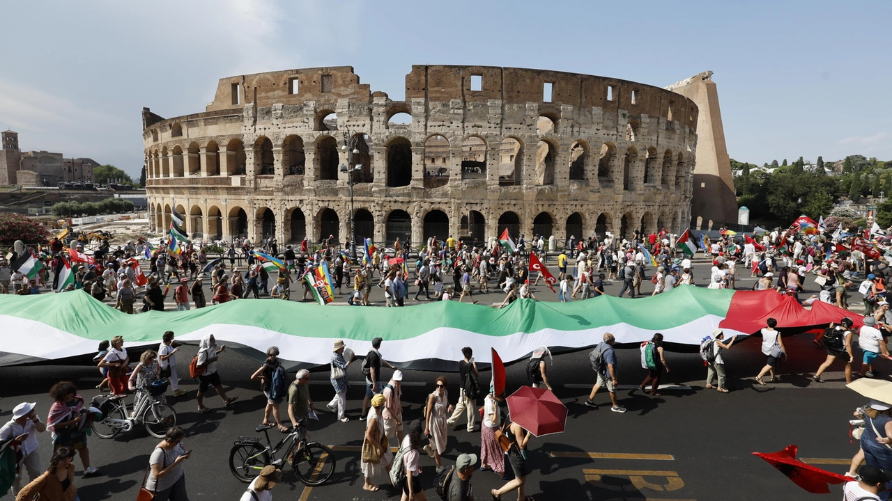 Due manifestazioni a Roma contro il riarmo e la guerra, Parolin: “Bene la mobilitazione”