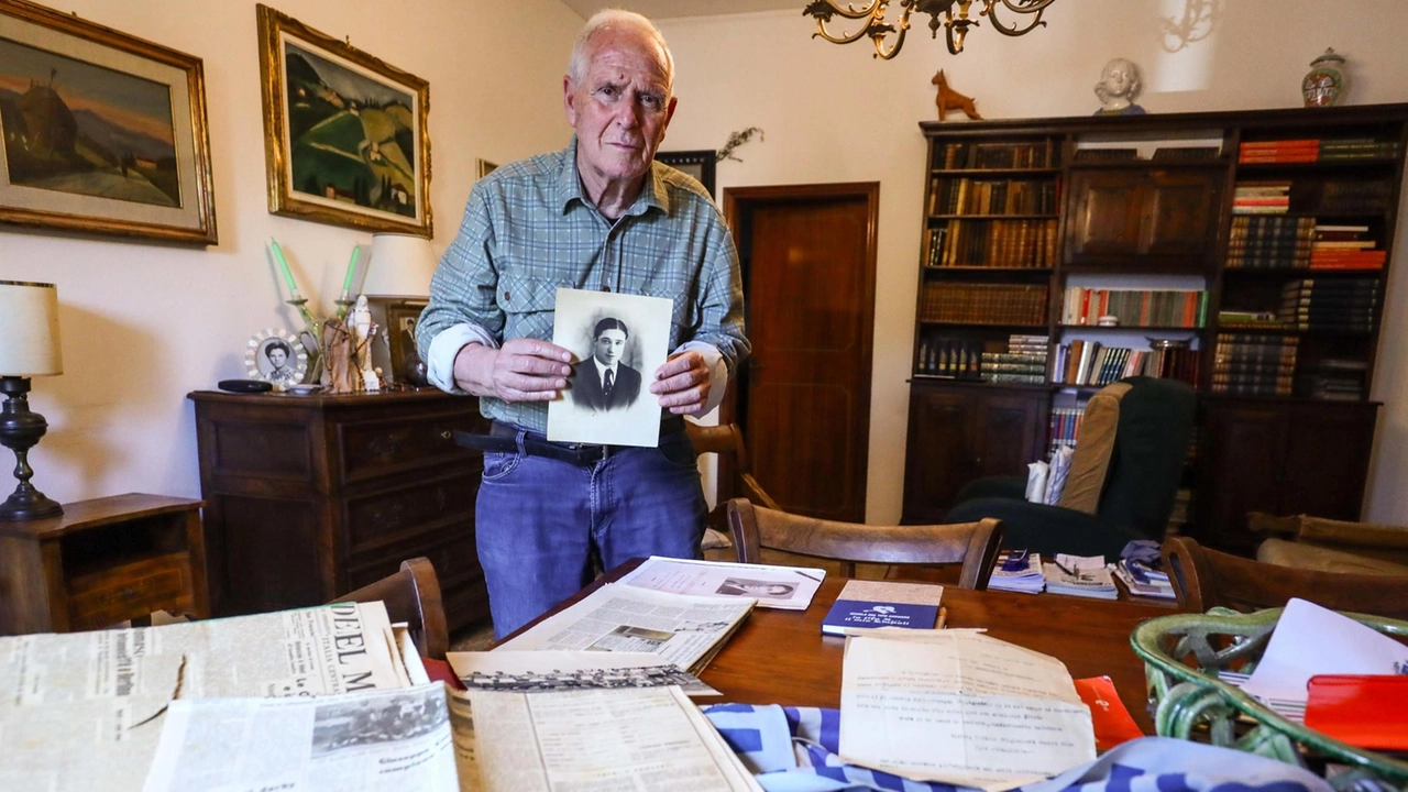 Franco Castellani nella sua casa con una foto del padre Carlo, cui è intitolato lo stadio di Empoli Franco Castellani nella sua casa con una foto del padre Carlo, cui è intitolato lo stadio di Empoli
