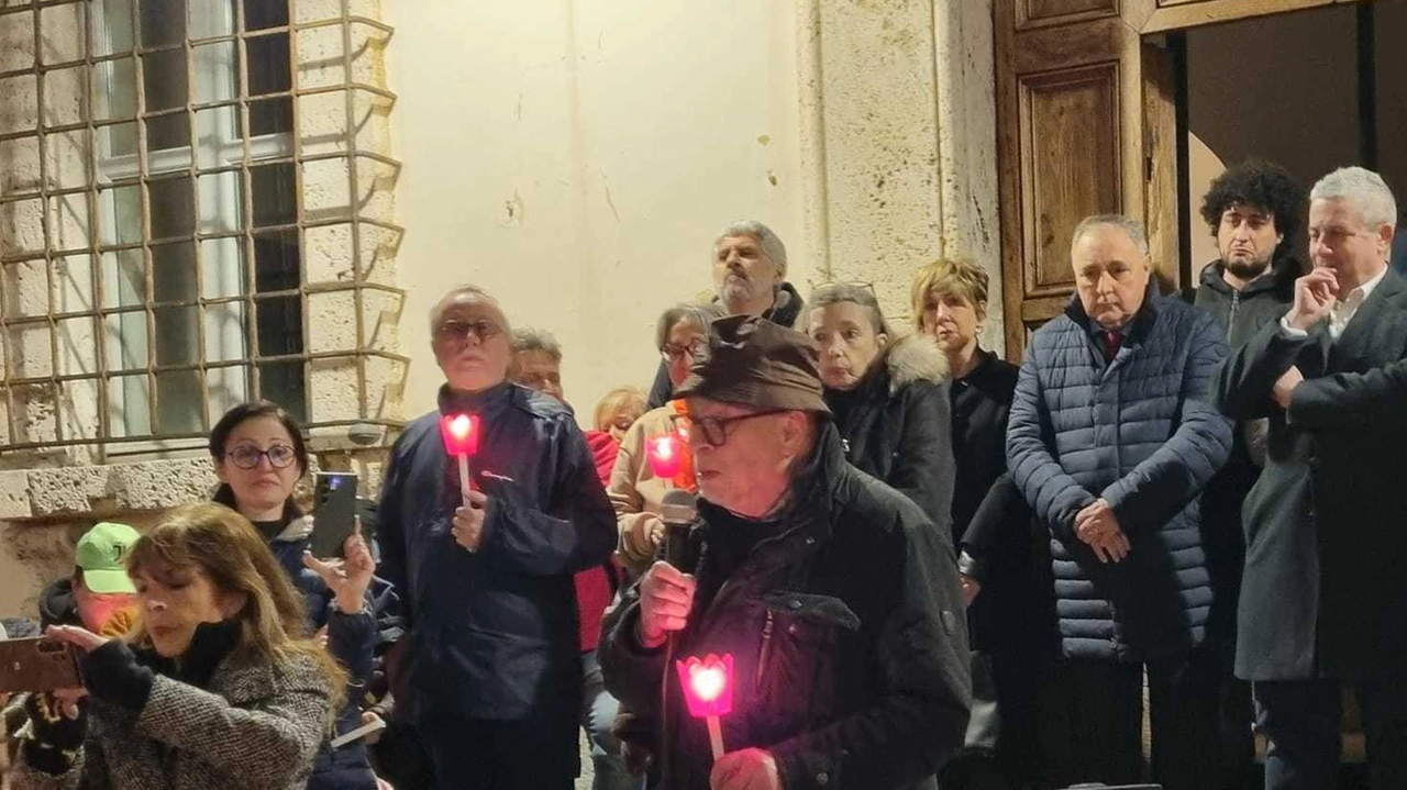 Tante persone si sono strette alla famiglia di Laura Papadia, 37 anni, uccisa dal marito Il Comune ha messo un appartamento a disposizione dei familiari della vittima