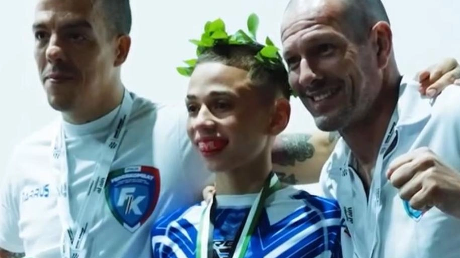 Matteo Fabbri con il coach Marraghini (a sinistra); il 13enne fighter della palestra Fight Gym MMA. ha conquistato una splendida medaglia d’argento Matteo Fabbri con il coach Marraghini (a sinistra); il 13enne fighter della palestra Fight Gym MMA. ha conquistato una splendida medaglia d’argento
