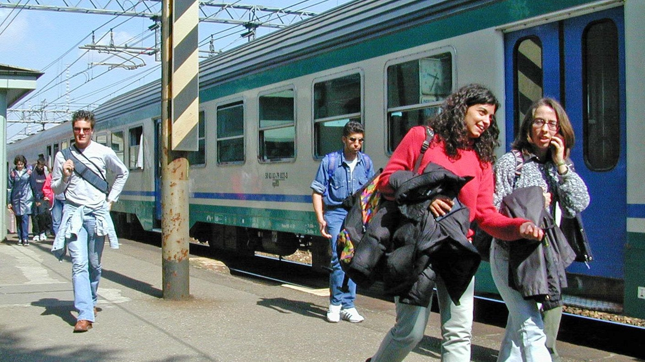Fa discutere la volontà di Rfi di spostare sulla linea lenta i treni sull’Arezzo–Firenze dai primi del 2026. È... Fa discutere la volontà di Rfi di spostare sulla linea lenta i treni sull’Arezzo–Firenze dai primi del 2026. È...