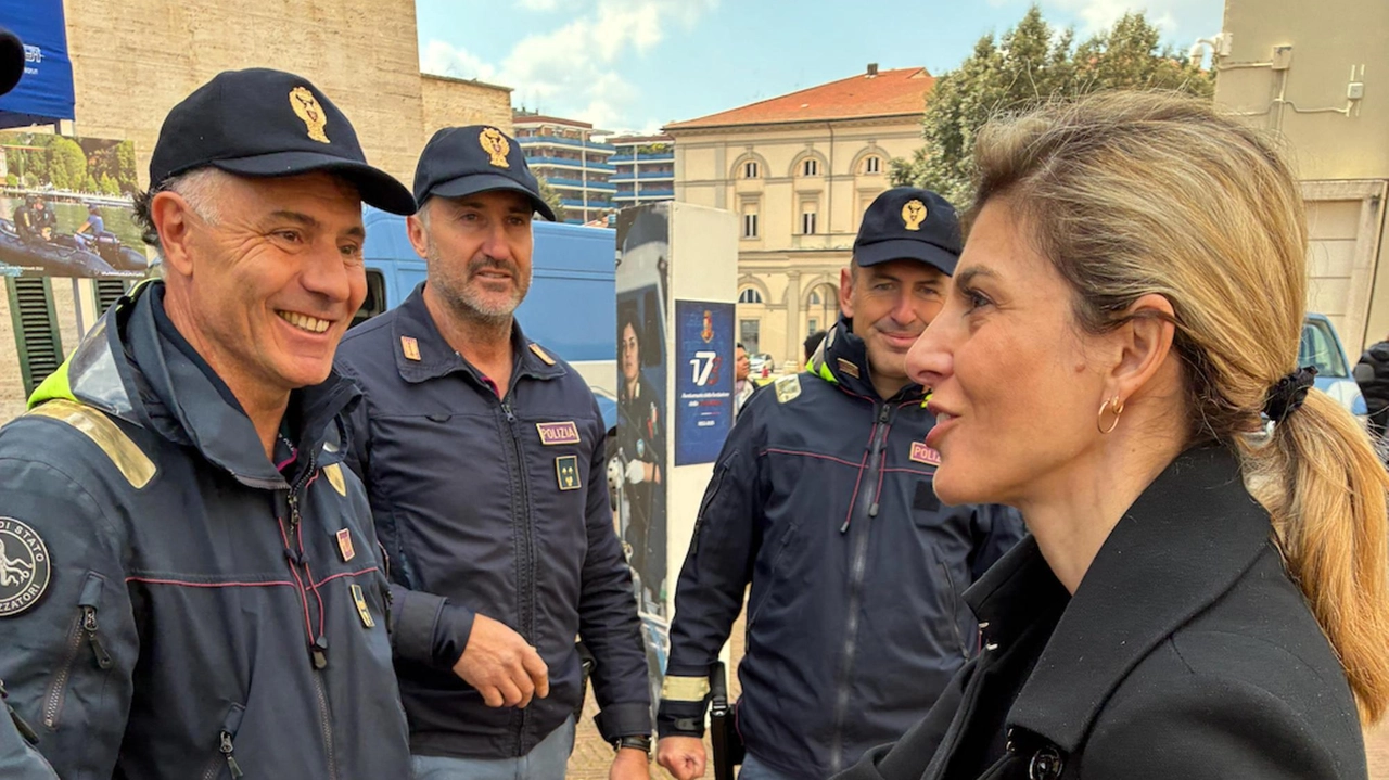 Margherita Scoccia, consigliera di Fratelli d’Italia, con le forze dell’ordine a Fontivegge Margherita Scoccia, consigliera di Fratelli d’Italia, con le forze dell’ordine a Fontivegge