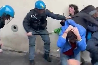 Un momento degli scontri della scorsa settimana fra agenti e studenti a Pisa