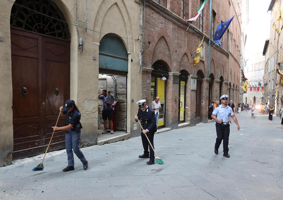 si rompono vetri di una finestra volano in strada tragedia sfiorata