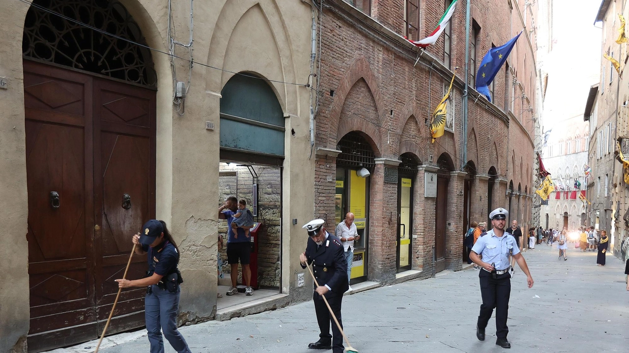 Tragedia sfiorata ieri pomeriggio in via di Città dove, a causa del forte vento che soffiava prima del temporale che...
