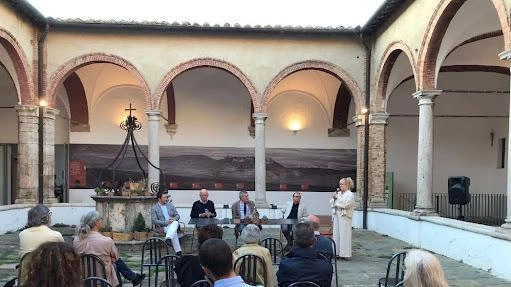 Torna il Laboratorio di Storia Agraria con il premio ’Città di Montalcino’ che ogni anno richiama i. massimi esperti di storia agraria e giovani studiosi della materia Torna il Laboratorio di Storia Agraria con il premio ’Città di Montalcino’ che ogni anno richiama i. massimi esperti di storia agraria e giovani studiosi della materia