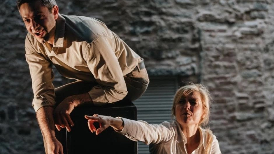 Gli attori Luisa Cattaneo e Gabriele Giaffreda in una scena dello spettacolo “Un autunno d’agosto“ Gli attori Luisa Cattaneo e Gabriele Giaffreda in una scena dello spettacolo “Un autunno d’agosto“