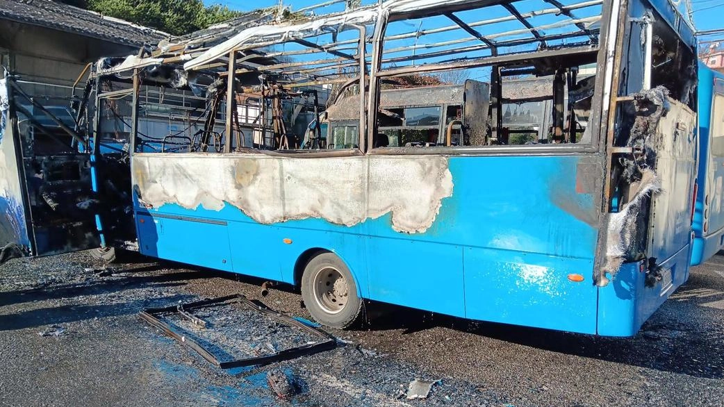 Momenti di paura alla vigilia di Natale nel rimessaggio dei pullman delle Autolinee Toscane a Fornoli per un improvviso incendio... Momenti di paura alla vigilia di Natale nel rimessaggio dei pullman delle Autolinee Toscane a Fornoli per un improvviso incendio...