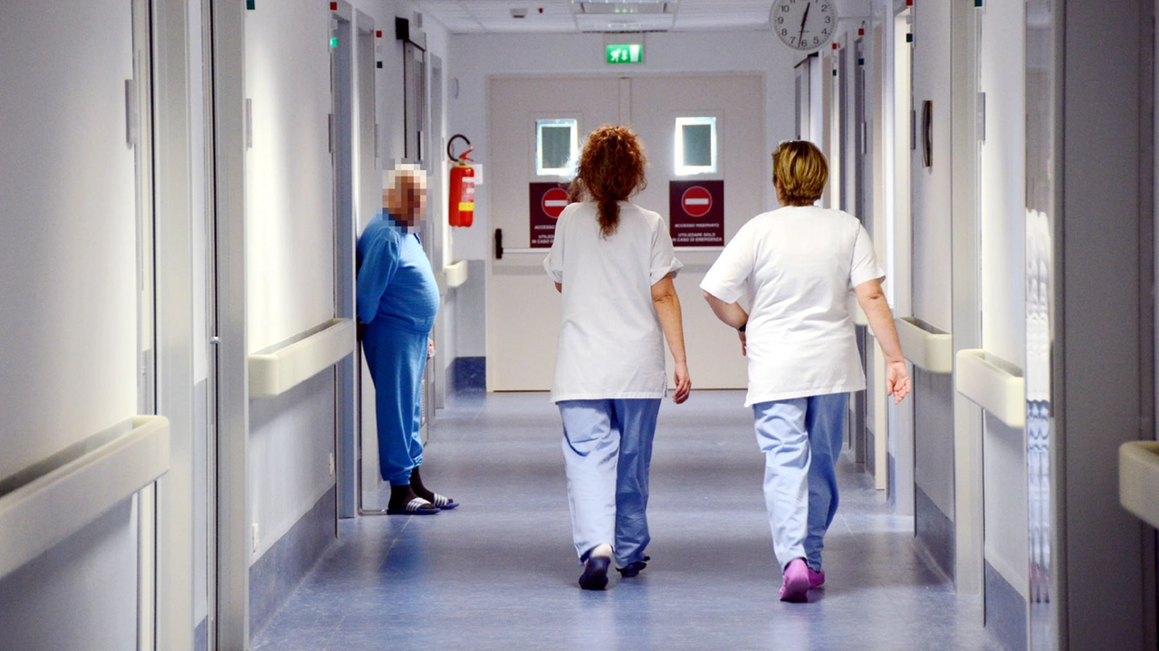 Una corsia di ospedale (foto archivio) Una corsia di ospedale (foto archivio)