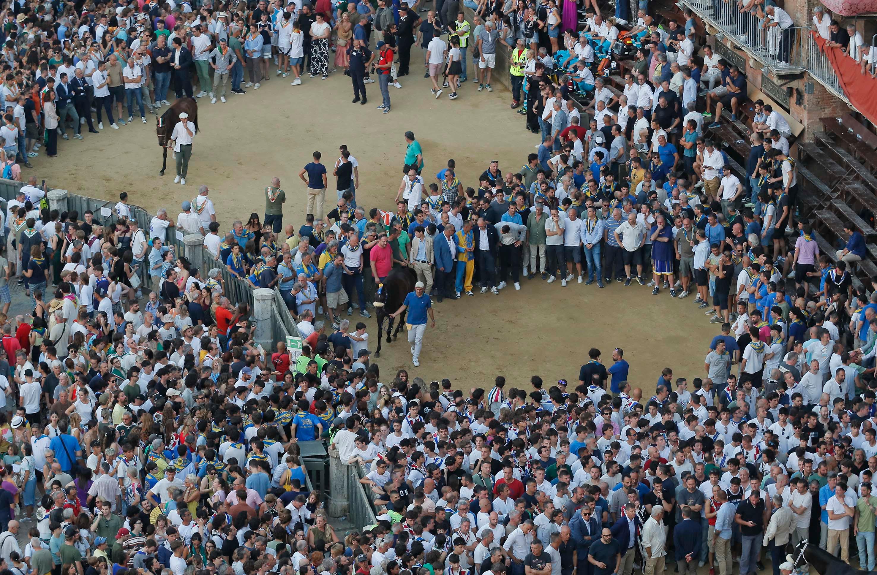 Palio, la diretta: sfida di luglio fra le contrade, la grande attesa in piazza del Campo