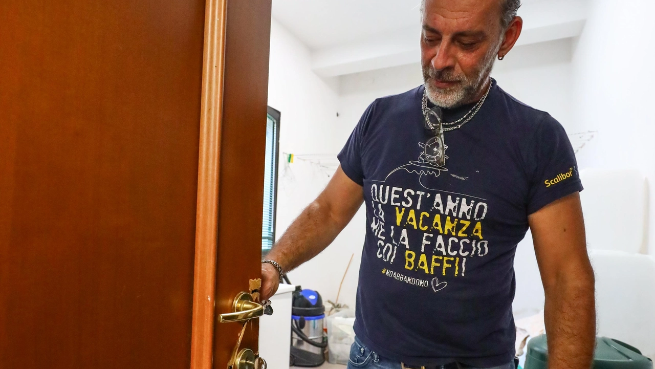 Cristiano Ulivi mentre mostra i danni del furto di settembre (Foto Germogli) Cristiano Ulivi mentre mostra i danni del furto di settembre (Foto Germogli)