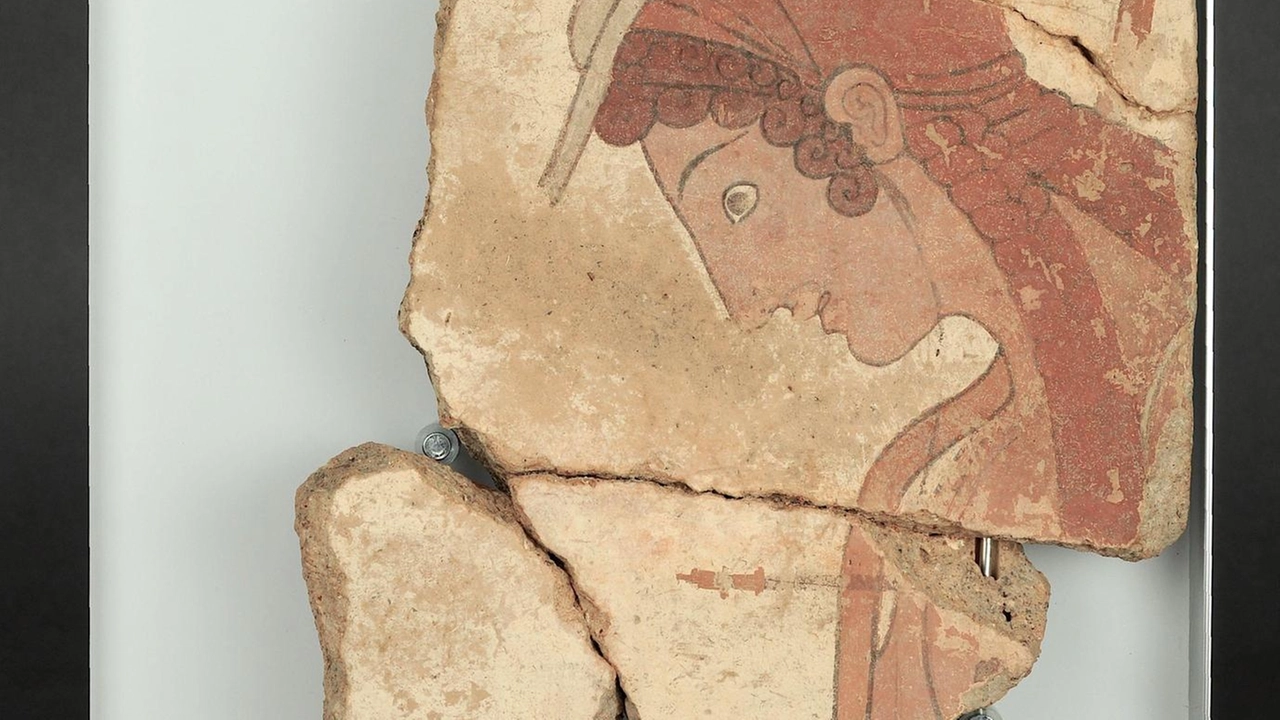 Esposizione di lastre etrusche restaurate al Museo Archeologico di Firenze, recuperate a Cerveteri e narranti miti antichi.