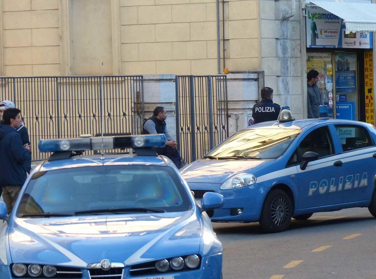 droga sequestrata e spacciatore in fuga cinque provvedimenti di allontanamento