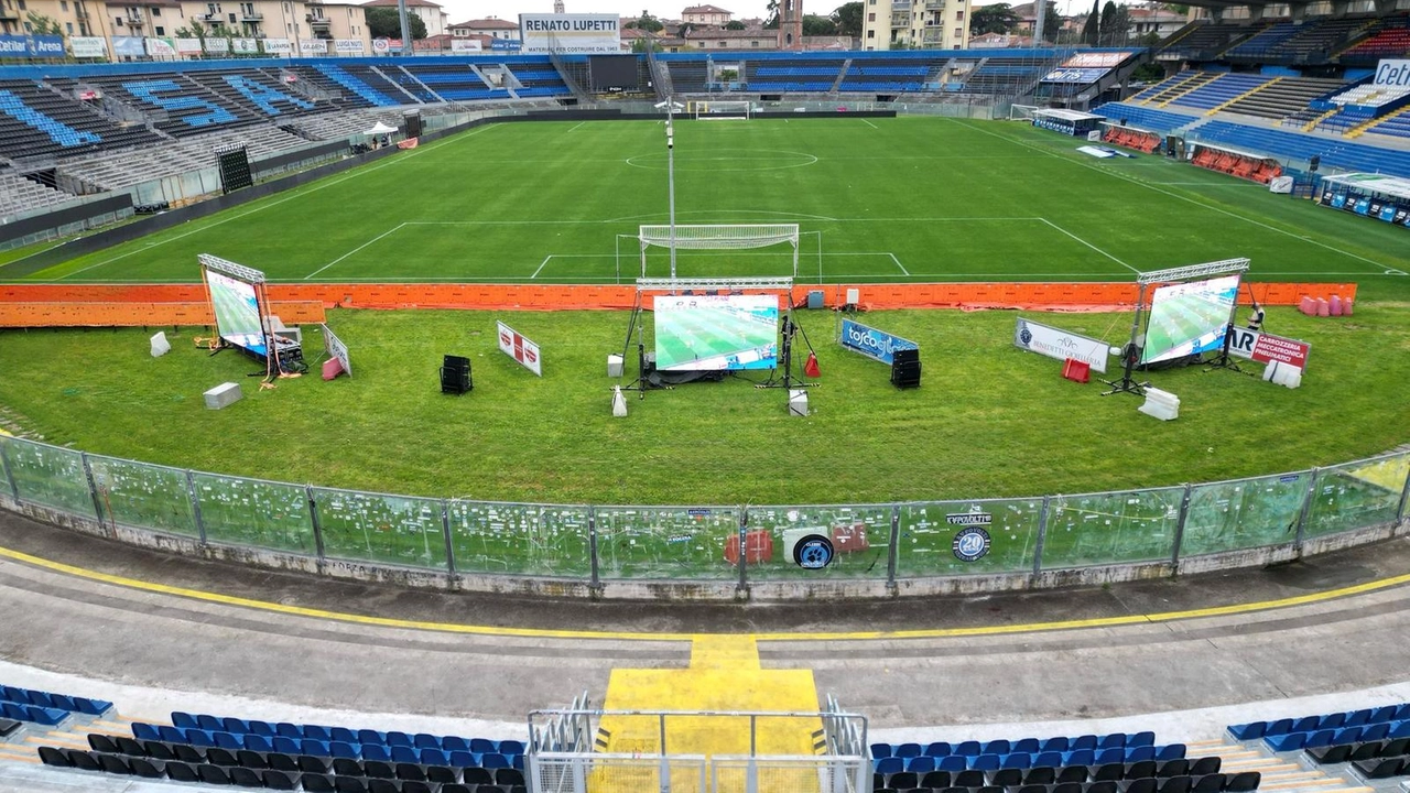 I maxi schermi collocati davanti alla Curva Nord I maxi schermi collocati davanti alla Curva Nord