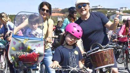 Tra le tante iniziative c’è anche ’Bimbinbici’. per i bambini che vogliono trascorrere. una bella giornata sulle due ruote Tra le tante iniziative c’è anche ’Bimbinbici’. per i bambini che vogliono trascorrere. una bella giornata sulle due ruote