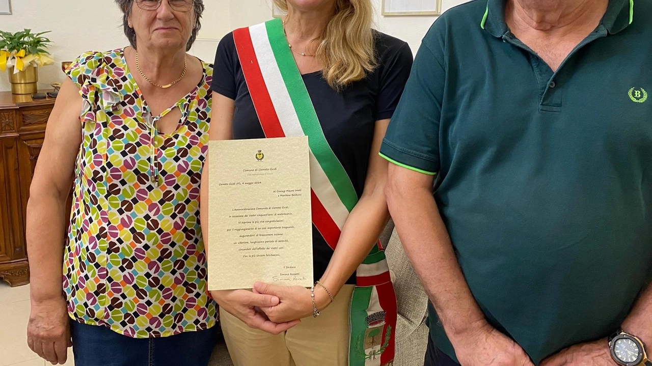 La sindaca Simona Rossetti ha consegnato la pergamena alla felicie e innamorata coppia. che ha festeggiato le nozze d’oro La sindaca Simona Rossetti ha consegnato la pergamena alla felicie e innamorata coppia. che ha festeggiato le nozze d’oro