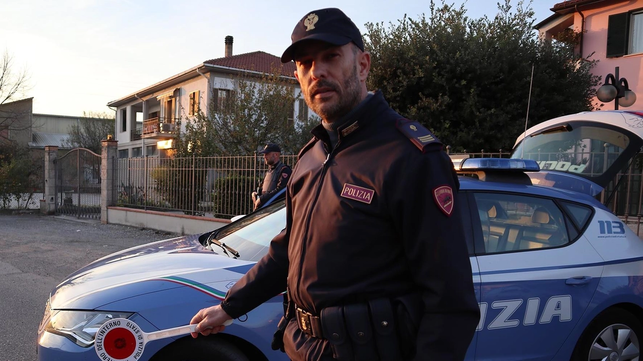 Poliziotti impegnati in un controllo in strada: i commercianti di Ponzano e zone limitrofe chiedono aiuto (foto d’archivio) Poliziotti impegnati in un controllo in strada: i commercianti di Ponzano e zone limitrofe chiedono aiuto (foto d’archivio)