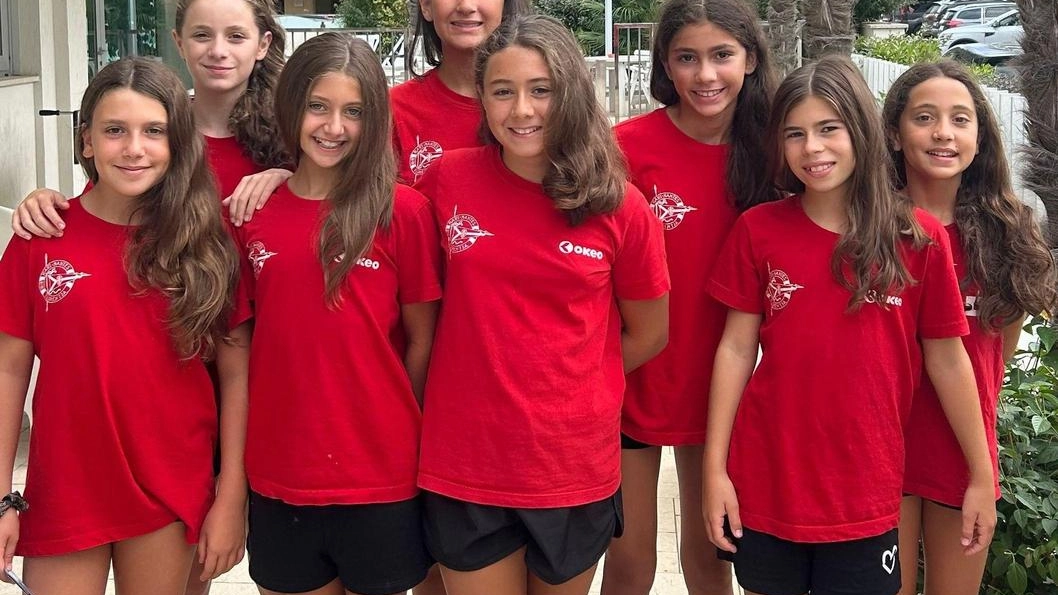 La squadra del nuoto artistico che ha partecipato agli Italiani esordienti di Riccione