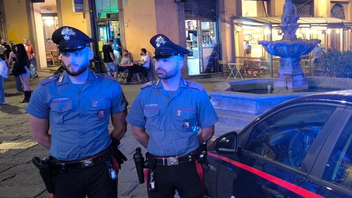 I controlli dei carabinieri durante la movida in centro Foto Attalmi