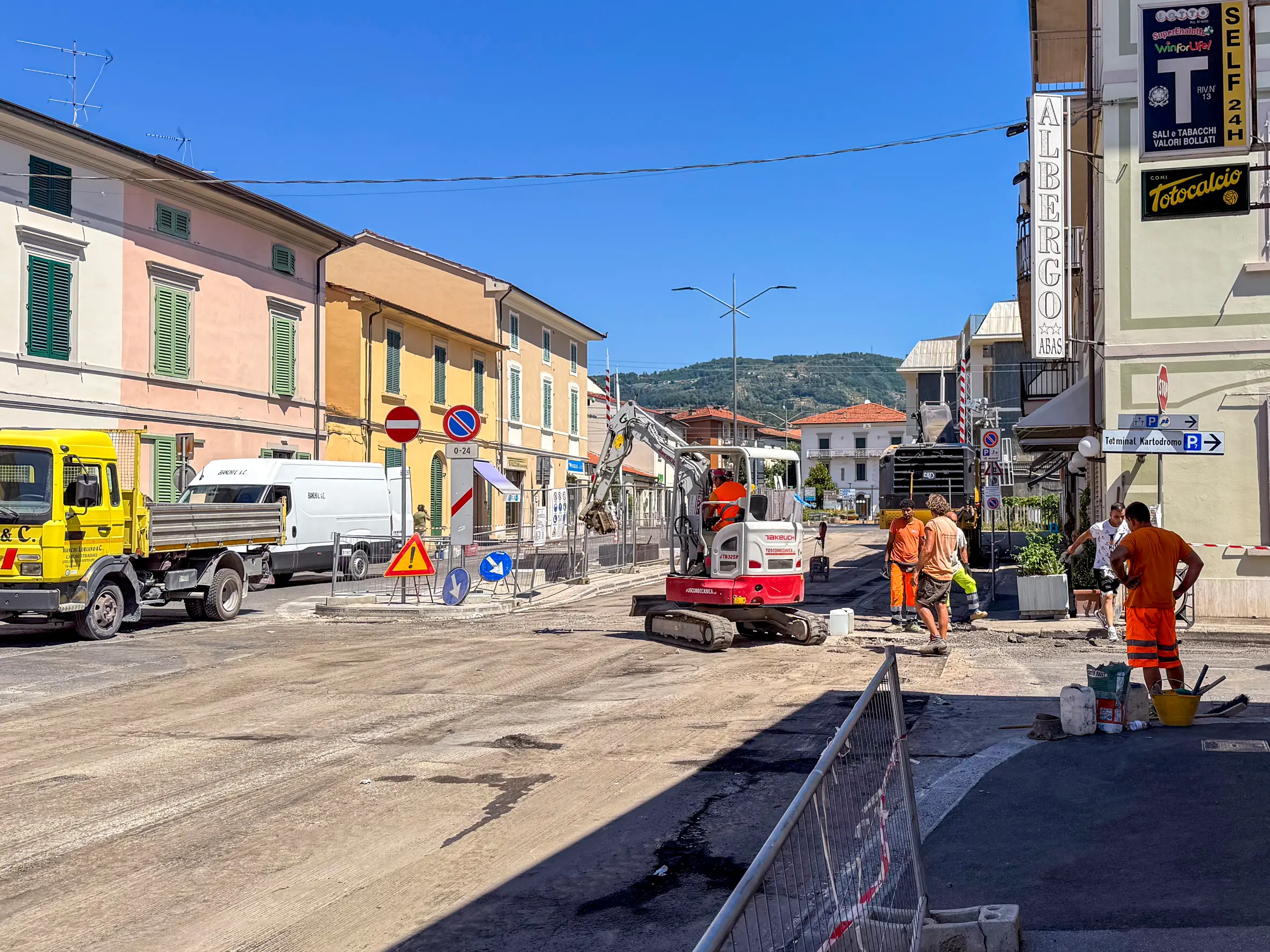 Lavori in via Tripoli, rabbia dei commercianti: “Troppi disagi evitabili”