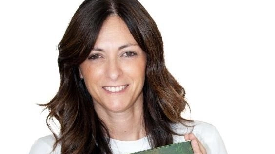 La dietista Stefania Mancini con il suo libro «Un Paese chiamato Verduropoli» che sarà presentato stasera alle 21 nella sala del gonfalone della Provincia La dietista Stefania Mancini con il suo libro «Un Paese chiamato Verduropoli» che sarà presentato stasera alle 21 nella sala del gonfalone della Provincia
