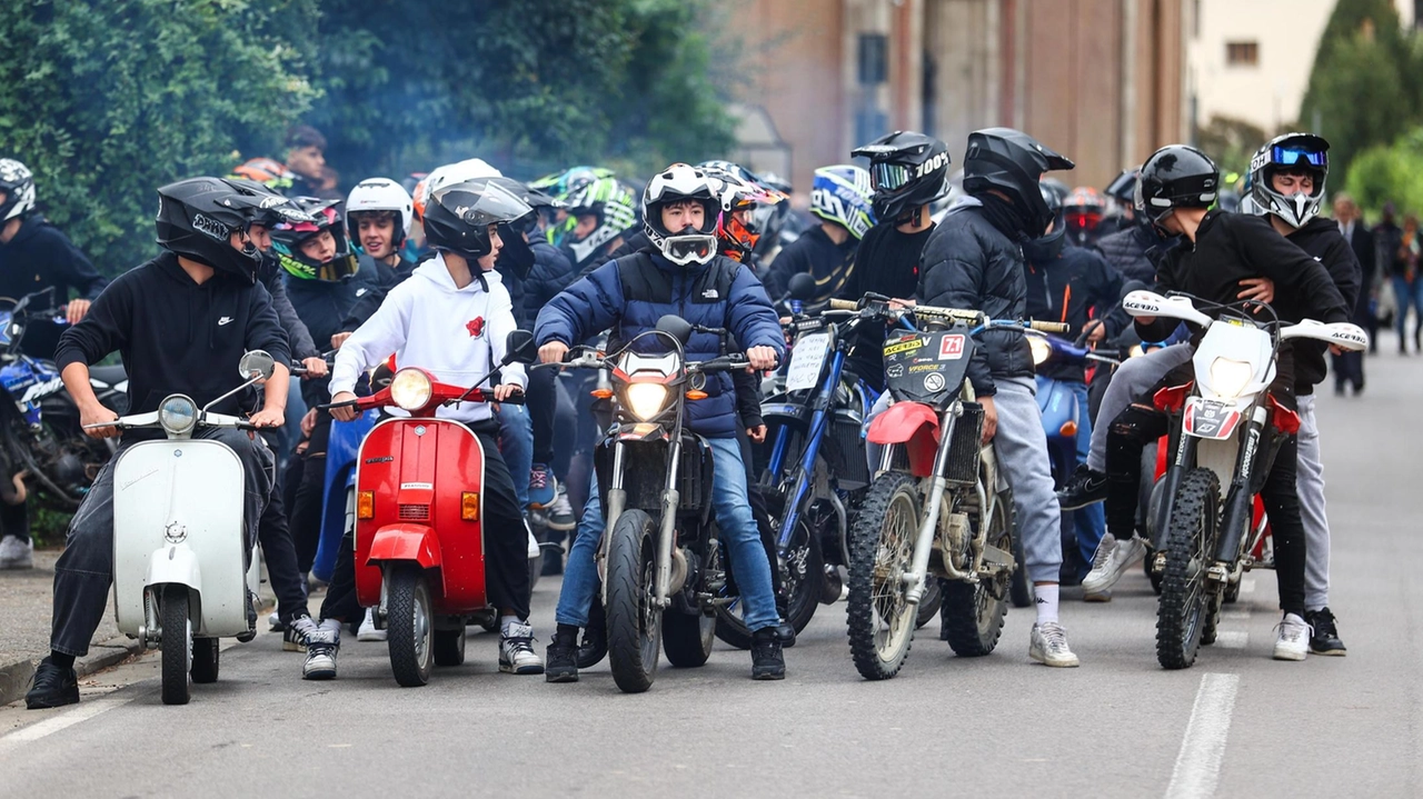 Gli amici di Leonardo in motorino; in alto il feretro tra le lacrime di tutti i presenti (Tommaso Gasperini/FotocronacheGermogli) Gli amici di Leonardo in motorino; in alto il feretro tra le lacrime di tutti i presenti (Tommaso Gasperini/FotocronacheGermogli)
