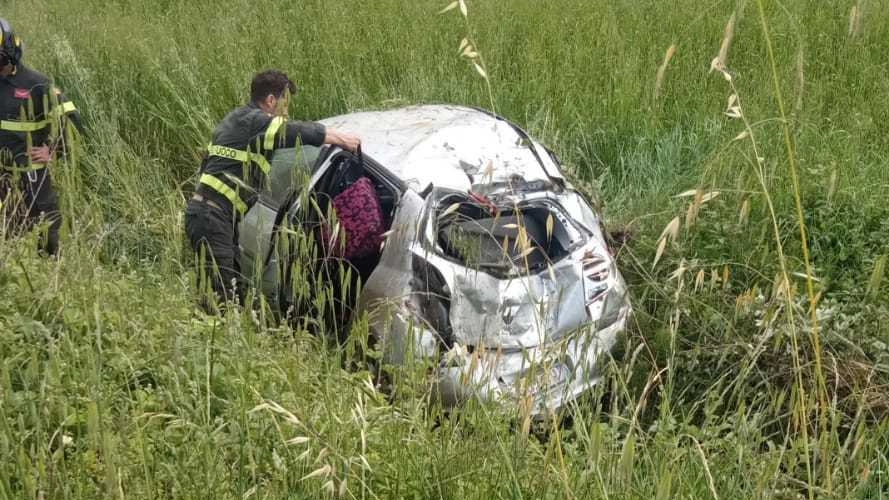 La macchina su cui viaggiavano le cinque studentesse di Sinalunga finita fuori dalla carreggiata Un volo di molti metri nella scarpata Sul posto anche i pompieri La macchina su cui viaggiavano le cinque studentesse di Sinalunga finita fuori dalla carreggiata Un volo di molti metri nella scarpata Sul posto anche i pompieri