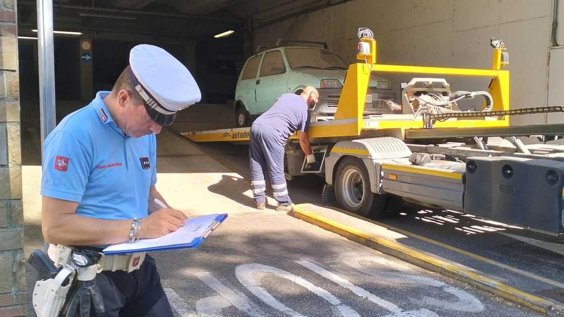 Auto e rottami. Una task force per rimuoverle Auto e rottami. Una task force per rimuoverle