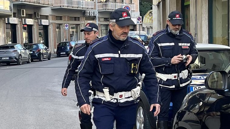 Minorenne straniero sorpreso a bere alcolici in un bar di Grosseto, trovato con droga nascosta negli slip. Denunciato per spaccio, affidato a struttura per minori. Sanzionato anche il barista. Minorenne straniero sorpreso a bere alcolici in un bar di Grosseto, trovato con droga nascosta negli slip. Denunciato per spaccio, affidato a struttura per minori. Sanzionato anche il barista.