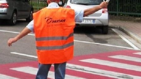Un volontario di Auser impegnato nel servizio scuola, in una foto di repertorio