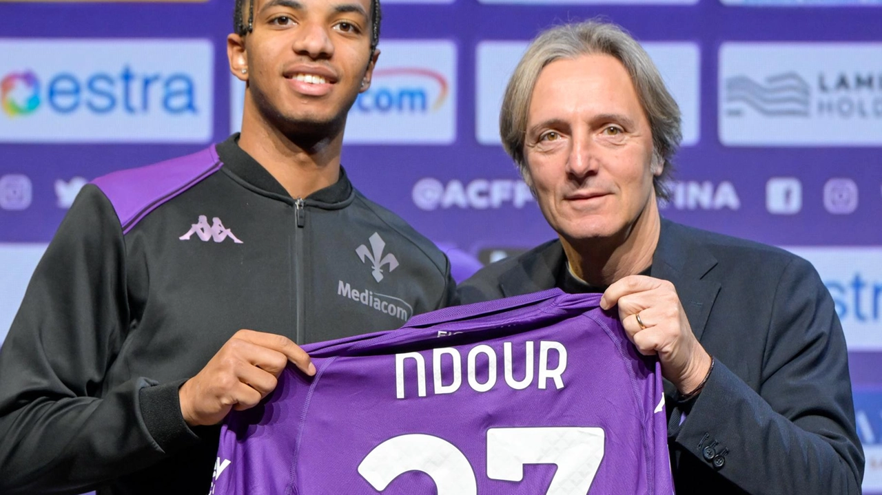 Cher Ndour ha scelto la maglia numero 27: qui insieme ai direttore generale della Fiorentina, Alessandro Ferrari Cher Ndour ha scelto la maglia numero 27: qui insieme ai direttore generale della Fiorentina, Alessandro Ferrari