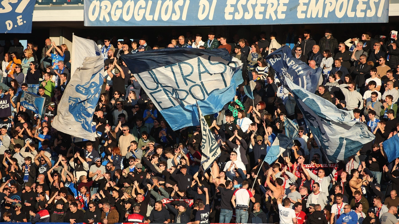 I tifosi dell'Empoli durante una partita in casa al Castellani (Fotocronache Germogli)