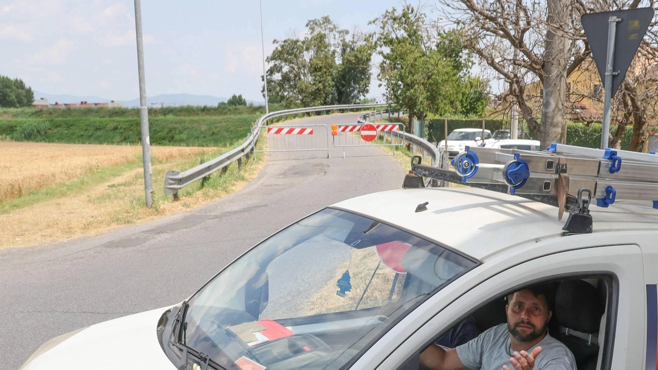 Transenne su entrambi i lati al ponte dei Tomberli, da ieri interdetto per auto, bici. e pedoni (FotocronacheGermogli) Transenne su entrambi i lati al ponte dei Tomberli, da ieri interdetto per auto, bici. e pedoni (FotocronacheGermogli)