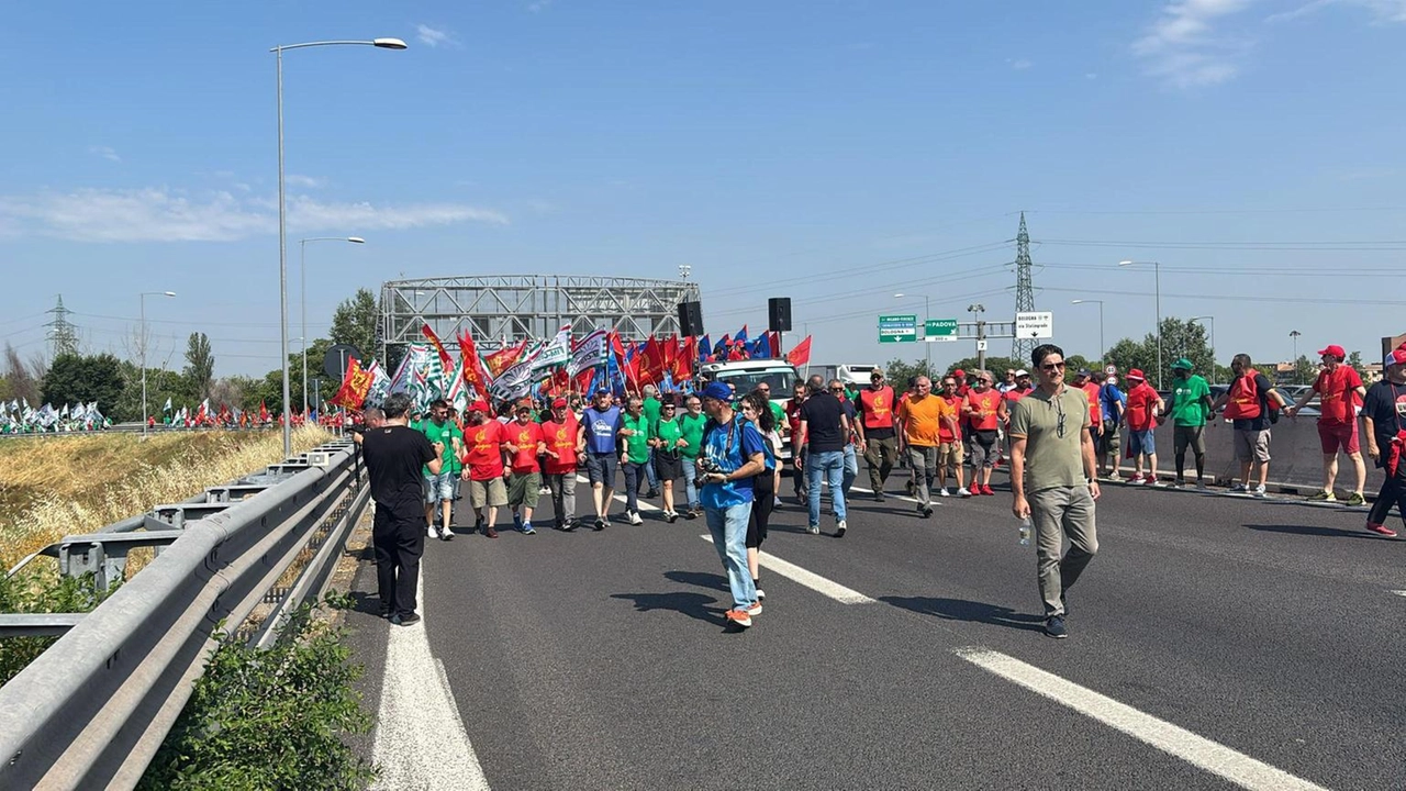 La Questura di Bologna: 'L'ingresso non era concordato" La Questura di Bologna: 'L'ingresso non era concordato"