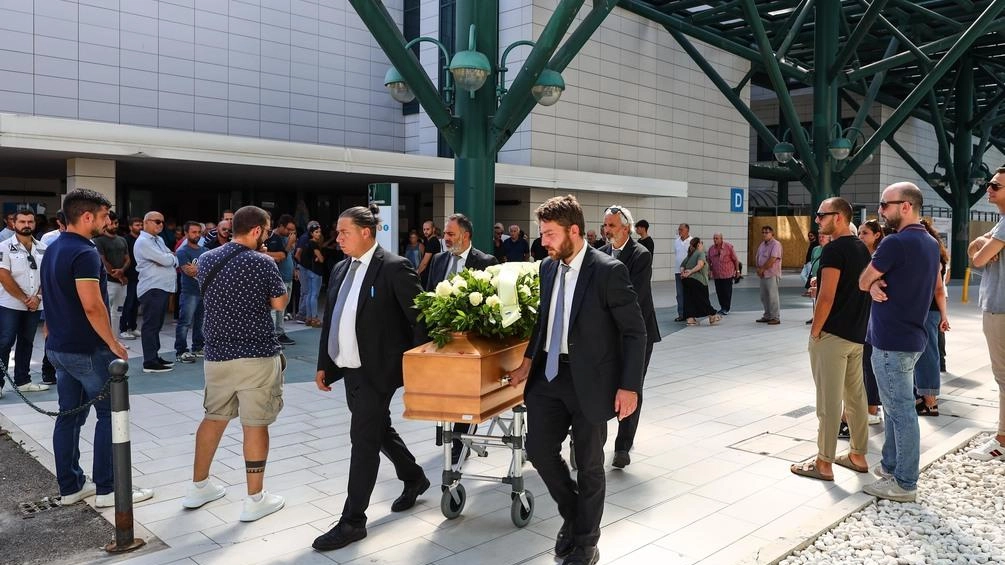 Il feretro di Daniele mentre viene accompagnato fuori dalla cappella dell’ospedale San Giuseppe dopo il funerale Il feretro di Daniele mentre viene accompagnato fuori dalla cappella dell’ospedale San Giuseppe dopo il funerale