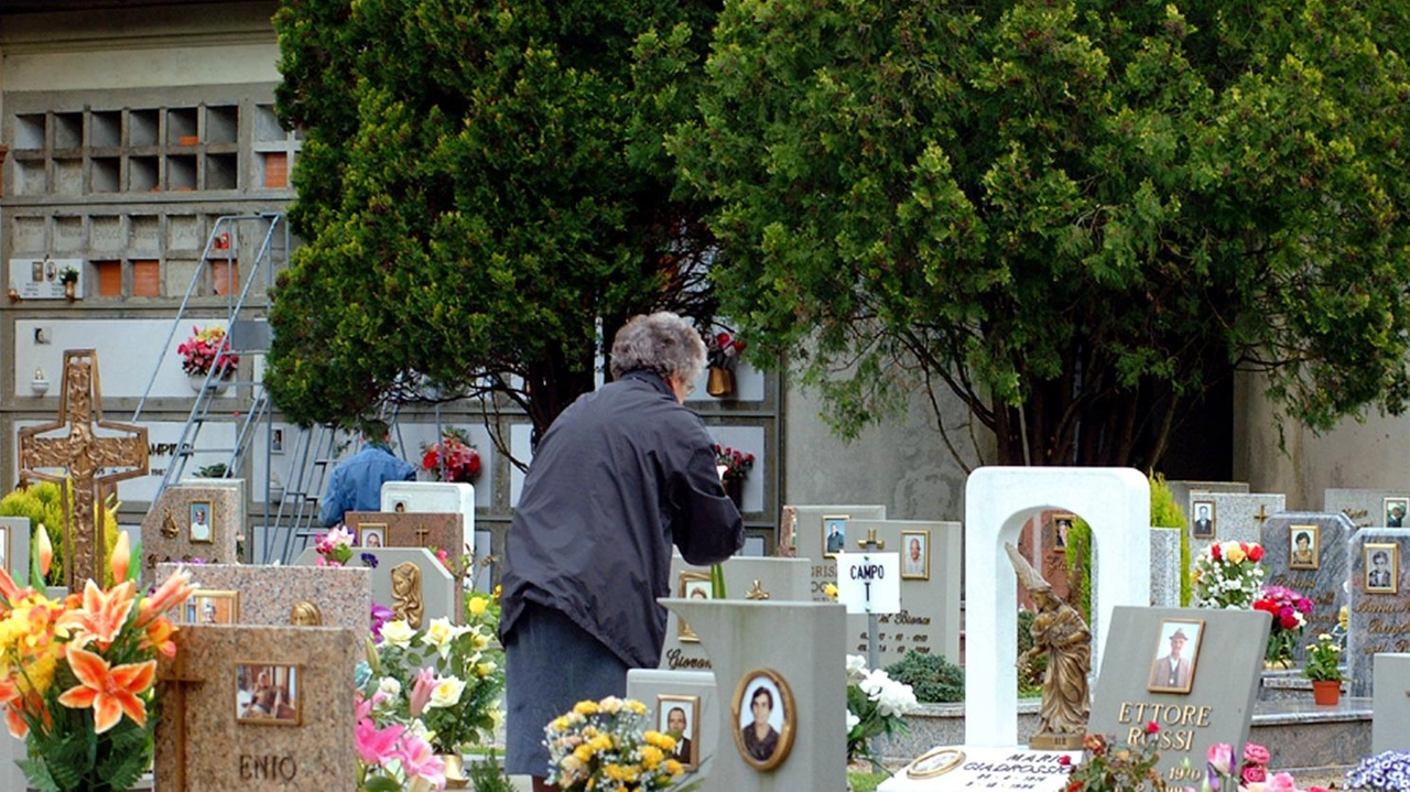 Il cimitero luogo di memoria collettiva e identità cittadina, con un itinerario tra le tombe di maggior pregio storico e monumentale si scvoprirà la vita della gente Il cimitero luogo di memoria collettiva e identità cittadina, con un itinerario tra le tombe di maggior pregio storico e monumentale si scvoprirà la vita della gente