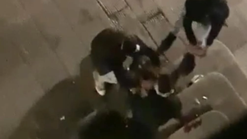 Un frame del video nel quale si vede il ragazzo soccorso sulle scale di un palazzo in via Santa Trinita Un frame del video nel quale si vede il ragazzo soccorso sulle scale di un palazzo in via Santa Trinita