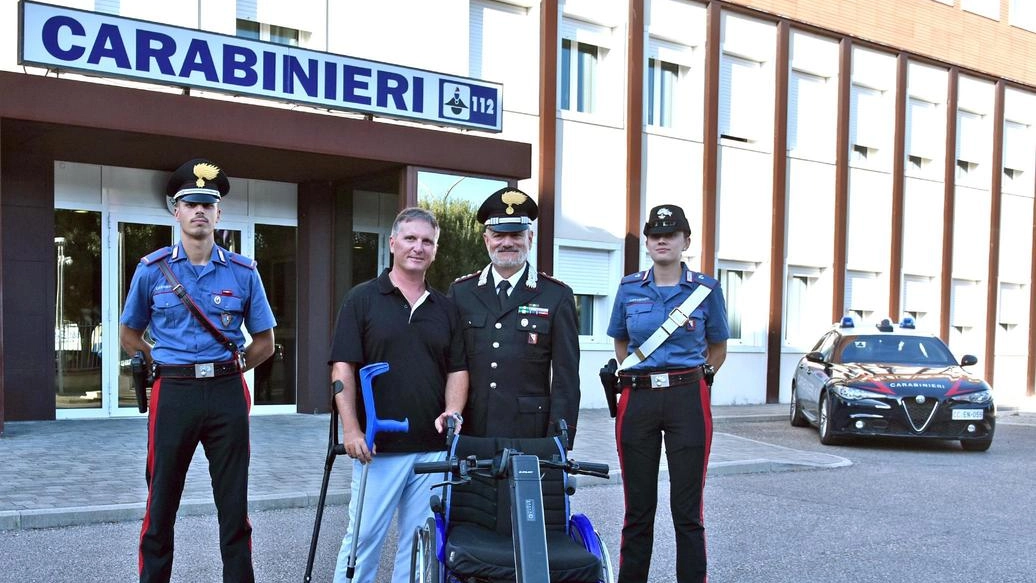 Il momento della riconsegna della carrozzina rubata nel week end al turista pisano Marco Morganti (Foto Agostini) Il momento della riconsegna della carrozzina rubata nel week end al turista pisano Marco Morganti (Foto Agostini)