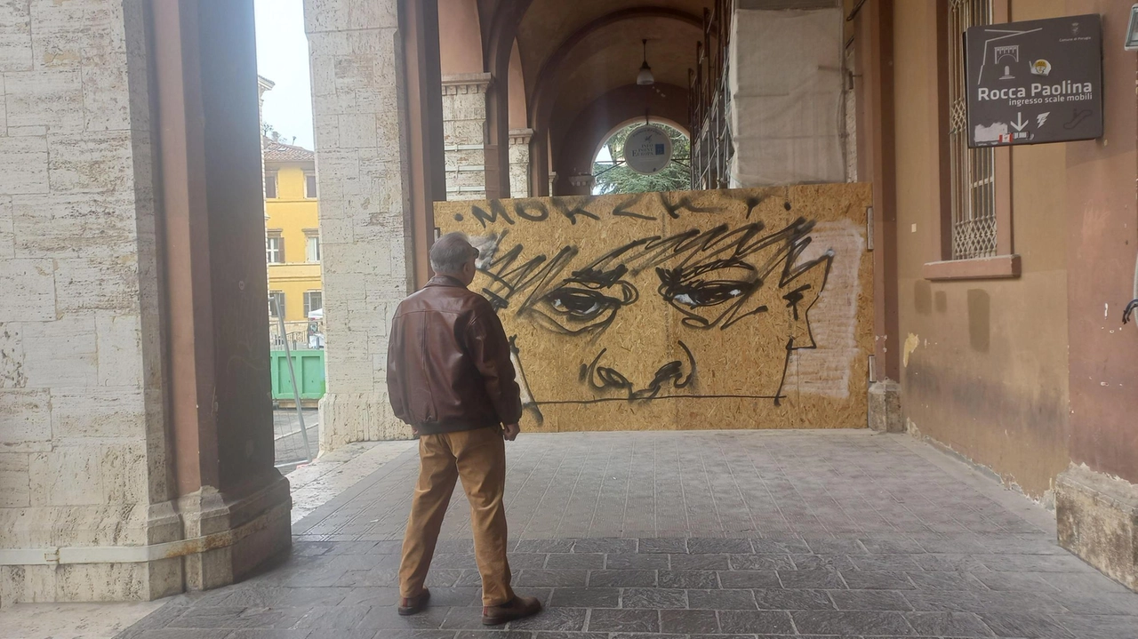 Questa sì che è arte di strada: quei tratti neri impressi nel pannello posticcio del cantiere ... Questa sì che è arte di strada: quei tratti neri impressi nel pannello posticcio del cantiere ...