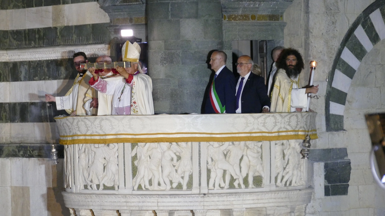 I fedeli in piazza Duomo durante l’ostensione e l’applauso finale a chiusura del rito I fedeli in piazza Duomo durante l’ostensione e l’applauso finale a chiusura del rito