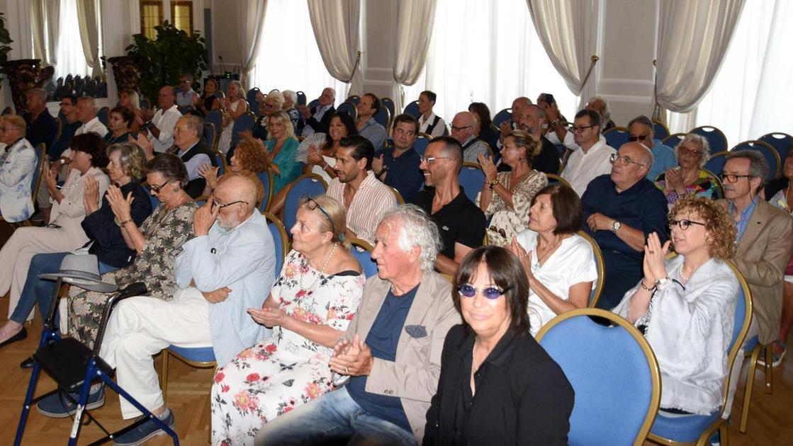https://www.lanazione.it/image-service/view/acePublic/alias/contentid/MjQ1NjJlYTMtODU2OC00/0/in-un-memoir-la-verita-scomoda-la-storia-privata-della-direttrice-pini.jpeg?f=16:9&w=1200&h=630