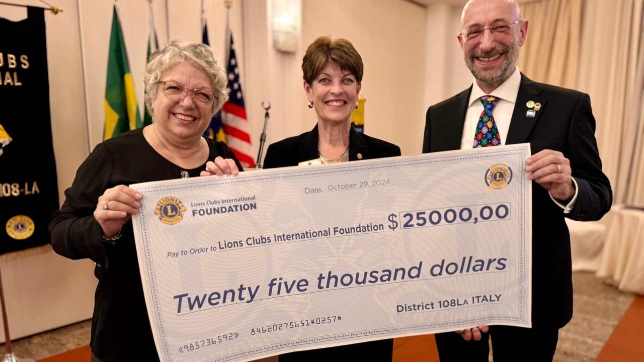 Il momento della consegna dei 25.000 dollari alla presidente Hill Il momento della consegna dei 25.000 dollari alla presidente Hill
