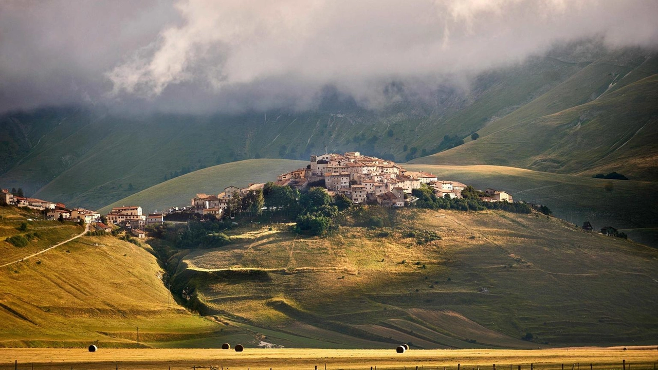 Nella notte tra sabato e domenica a Castelluccio di Norcia il termometro ha toccato. – 18,4 gradi; temperature ampiamente sottozero anche a Norcia e Cascia Nella notte tra sabato e domenica a Castelluccio di Norcia il termometro ha toccato. – 18,4 gradi; temperature ampiamente sottozero anche a Norcia e Cascia