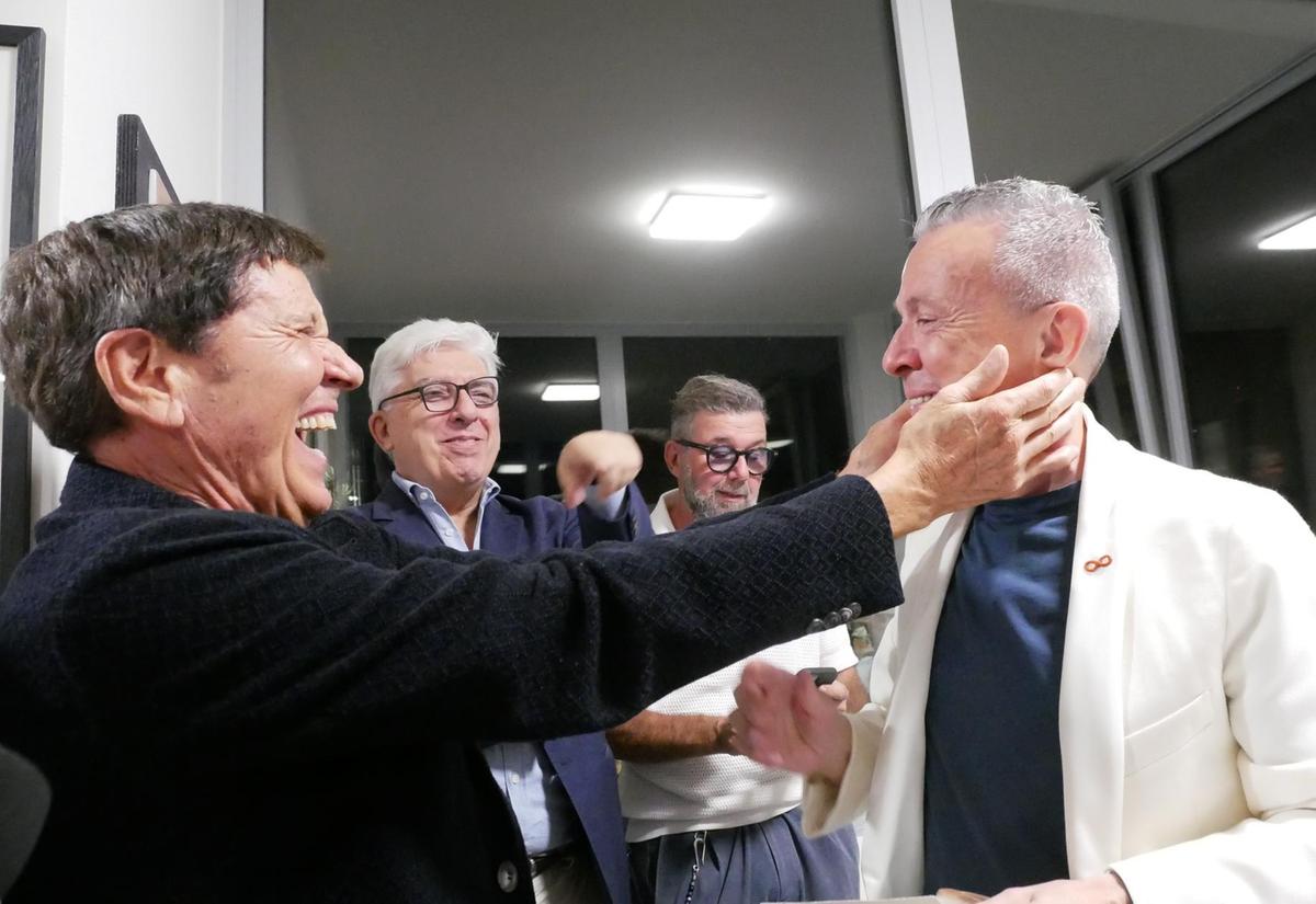 https://www.lanazione.it/image-service/view/acePublic/alias/contentid/MjQ2MWI5NTQtMTg5YS00/0/pupo-una-statua-per-la-festa-con-lui-antognoni-e-morandi-commosso-di-fianco-alla-madre.jpeg?f=1.90:1&w=1200