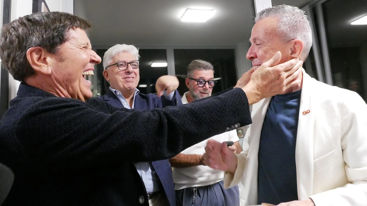 L’abbraccio di Gianni Morandi a Pupo, poi la cerimonia nella sua Ponticino