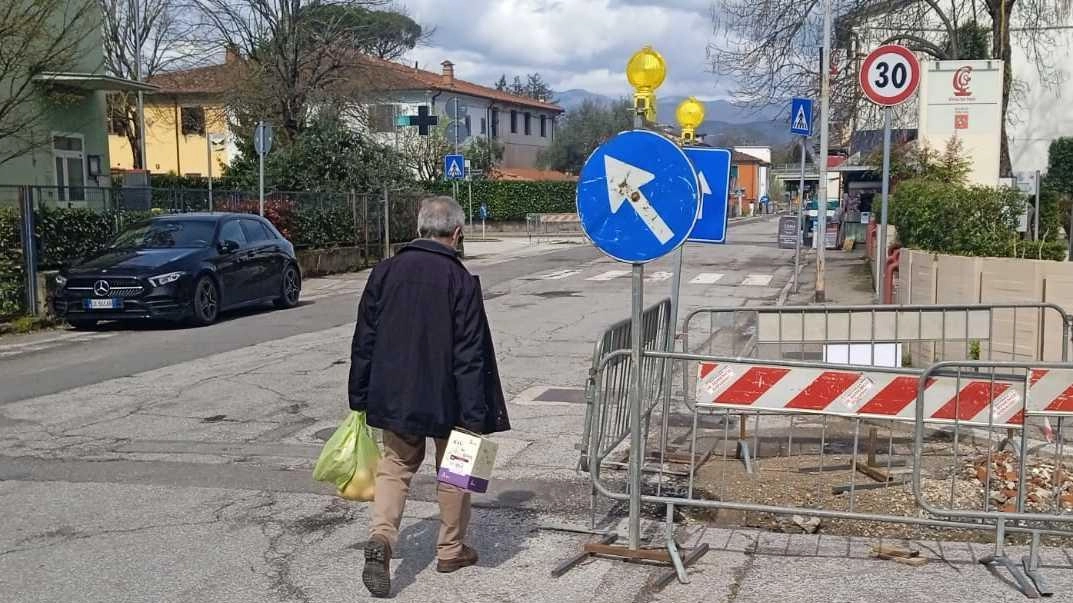 Traffico deviato sulla Variante. Già duecento firme per la petizione "Qui ci sono scuole, farmacia, Rsa e clinica: smettiamo di lavorare?".