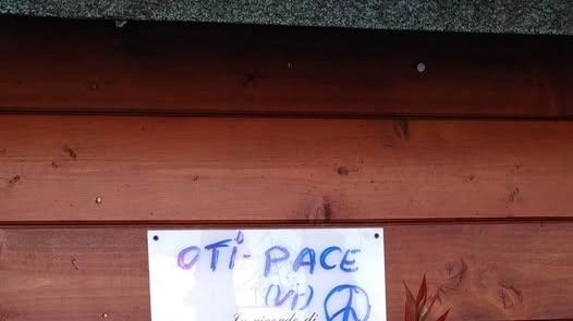 "Mi ha colpito nell’intimo questa scritta, Oti-pace" perché è stata fatta su una targa commemorativa in ricordo del mio babbo,...