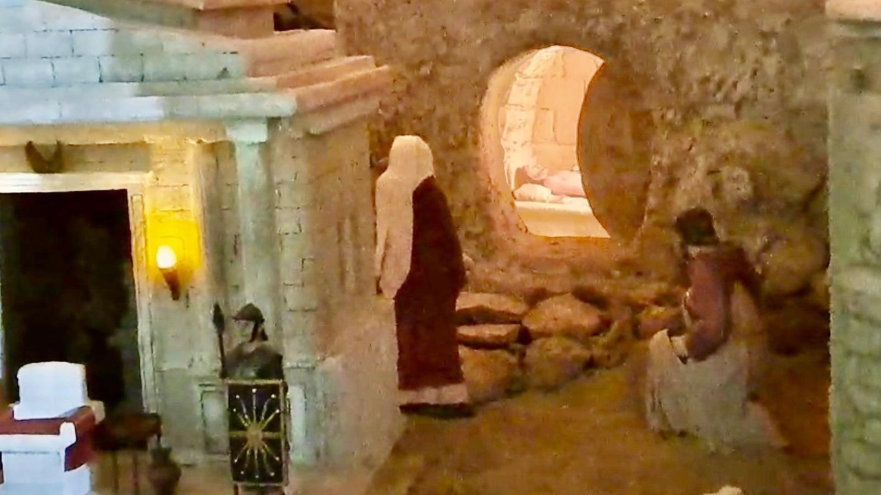 Svelato l’allestimento automatizzato realizzato nella chiesa dei frati alla Bellaria "Lo scorso anno furono raccolti 900 euro per il progetto di suor Manuela".