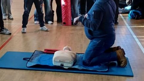 Due giorni di formazione aperti a tutta la cittadinanza per insegnare l’uso del defibrillatore (nella foto i corsi effettuati alla... Due giorni di formazione aperti a tutta la cittadinanza per insegnare l’uso del defibrillatore (nella foto i corsi effettuati alla...
